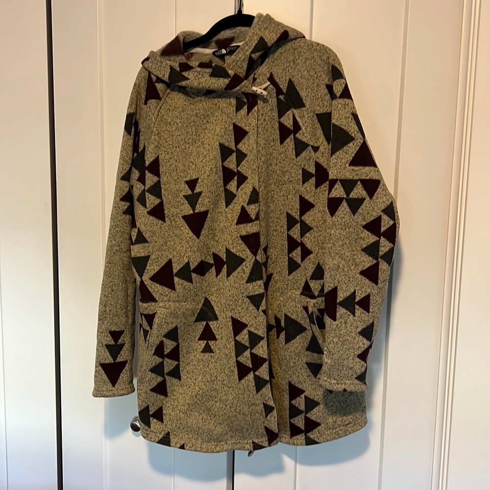 The North Face fleece wrap with toggle closure. XL. EUC